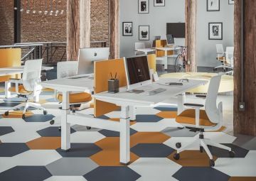 Moderní open space s výškově nastavitelnými stoly a modulárním nábytkem