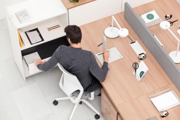 Multifunkční pracovní stůl s akustickým paravánem