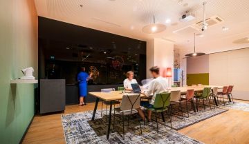 Prostorná zasedací místnost v barvách