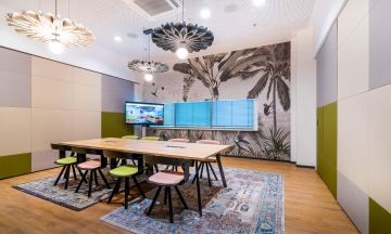 Zasedačka s koberci a květovanou tapetou