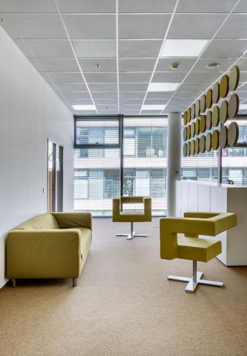 Armchairs with a sofa in the relaxation area with noise cancellation