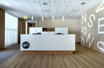 Podsvícená recepce v bílém provedení s tapetovou stěnou