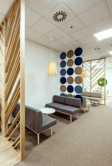 Neformální potkávací prostor s pohodlným sezením a akustickými paravány