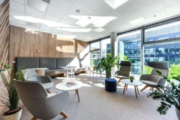 Prosvětlený lobby prostor v moderním provedení a komfortním nábytkem