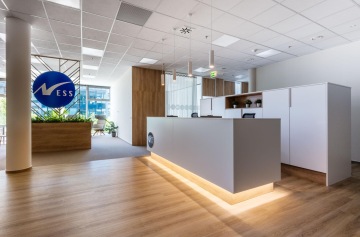 Podsvícená recepce v bílém provedení s lobby prostorem