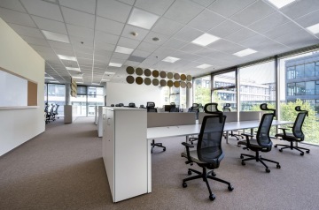 Open space kancelář se sdílenými místy a ergonomickými křesly