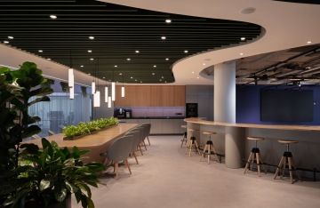 Firemní kuchyňka uprostřed kanceláří