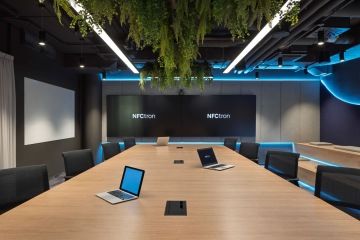 Zasedací místnost s LED barevným osvětlením