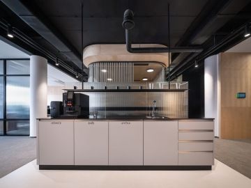 firemní kuchyňka v chladných tónech