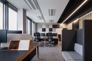 sdílené pracoviště v odstínech šedé