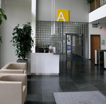 Revitalization of receptions at Office Park New Butovice brought a beautiful aesthetic result. There are plants at the swamp, above the elevator you can clearly see the letter of the building.