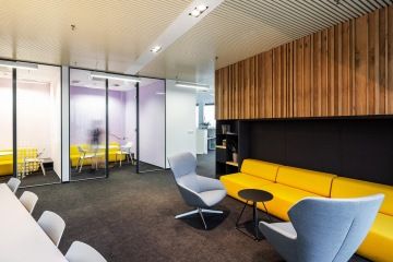 Moderní relaxační zóna s rozděleným prostorem pro větší soukromí ve firmě Passerinvest