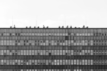 Černobílý pohled na starší typ administrativní budovy