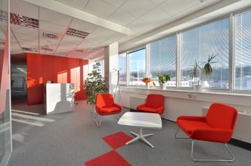 Realizace přestavby kanceláří společnosti AVAYA v červené barvě s šedými a bílými prvky.