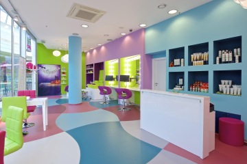 Funny Sussy hairdresser is cheerful in color. The interior is optically divided into several parts thanks to the colored walls and floor.