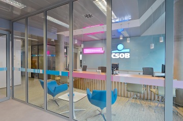 klientské-centrum-ČSOB-kanceláře-CAPEXUS-kancelářský-prostor-svítící-LED-logo