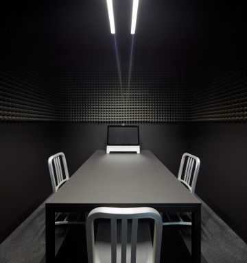 Konferenční místnost v kancelářských prostorech EOH IT Hub s akustickými prvky