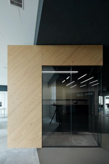 Záběr na prosklenou příčku dělící kancelářskou místnost a chodbu v Main Point Pankrác