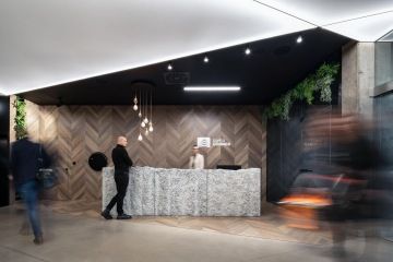 recepce s žulovým pultem