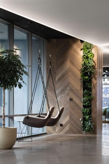 odpočinková zóna v lobby s výhledem do vnitrobloku