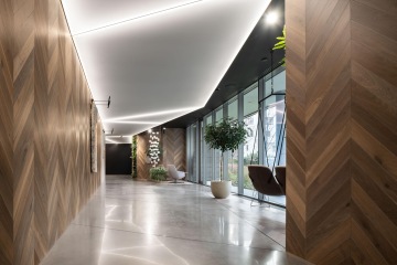 chodba s dřevěným obložením a uměleckými díly