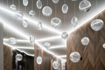 skleněná instalace jako součást lobby