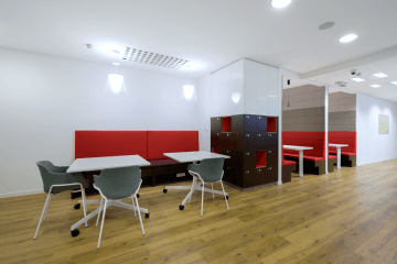 Společný prostor pro setkávání zaměstnanců s atypickým interiérem ve firmě Regus