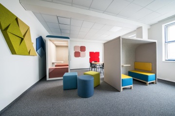 micro-office-akustické-panely-tichá-kancelář-relax-zone-zelená-office-space-softseating-CAPEXUS-kanceláře-designové kanceláře-kanceláře CAPEXUS-SilentLab-SilentLab-kanceláře