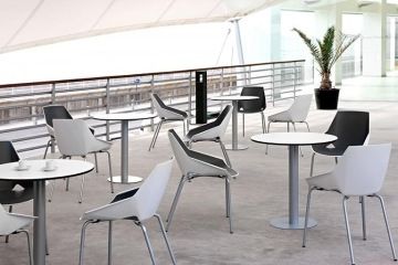 Moderní design venkovní terasy se sedačkami a markýzou proti dešti