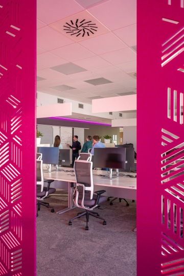 Magenta paravany jako součást coworkingu