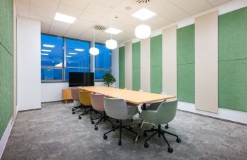 Zasedací místnost v pastelových barvách