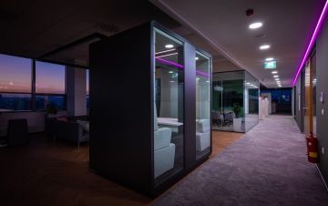 Koridor v magenta tonech