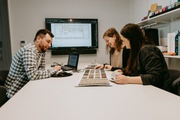 Skupina architektů pracujících na projektu