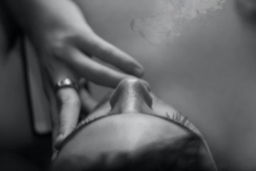 Odpočinková zóna v s komfortním sezením a mechovou stěnou v kancelářích Elektrotrans