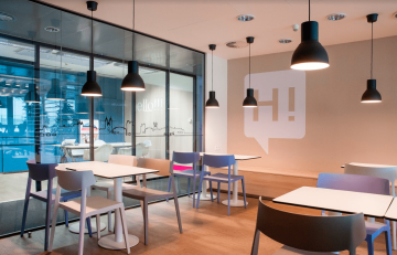 pracovní-kuchyň-rekonstrukce-interiér-CAPEXUS-kanceláře-designové-kanceláře-CAPEXUS-HelloBank-HelloBank kanceláře