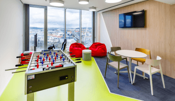 relaxační-zóna-stolní-fotbálek-sedací-vaky-CAPEXUS-kanceláře-designové-kanceláře-CAPEXUS