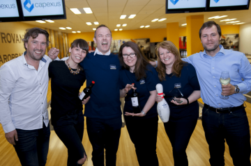 Hostesky přivítaly účastníkyv hale připomínající letištní terminál.