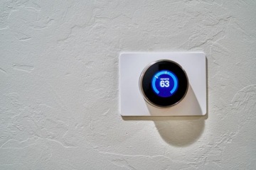 Wall-mounted temperature and humidity control in the office