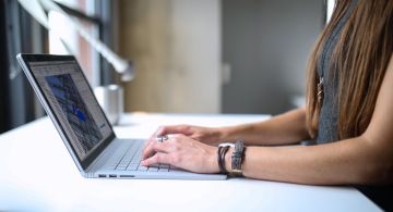 Architekt pracující na počítači