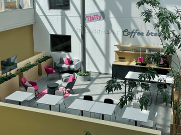 Kavárna v kancelářích T-mobile Hradec Králové s komfortním posezením a prosvětleným interiérem