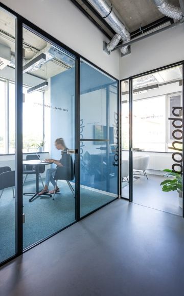 zasedací místnosti různých barev i velikostí