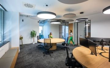 Kulaté stoly pro společnou práci