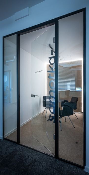 Malá prosklenná zasedačka