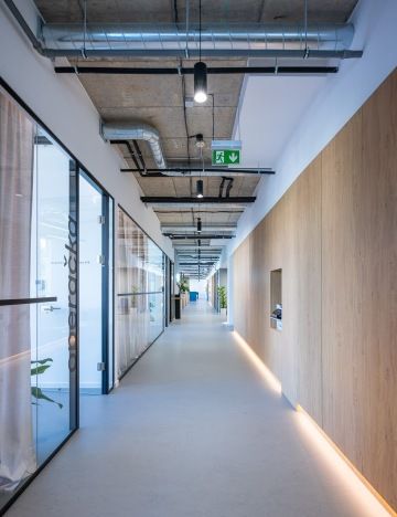 Světlá chodba v přírodním duchu