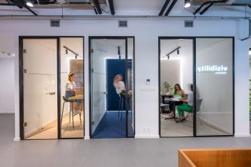 Řada prosklenných zasedaček