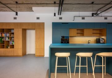 Firemní kuchyň s barovým sezením