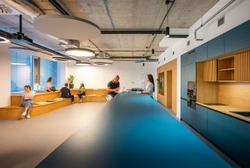 Kuchyň s relax zónou i místem pro workshopy