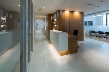 Recepce v dřevěném stylu s LED podsvícením ve společnosti GROHE