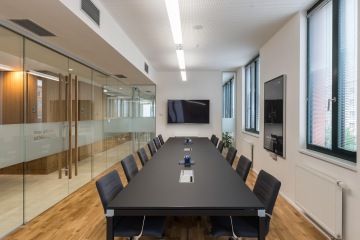 Minimalistická konferenční místnost v jasných barvách ve firmě GROHE