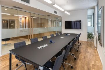 Minimalistická konferenční místnost v jasných barvách ve firmě GROHE